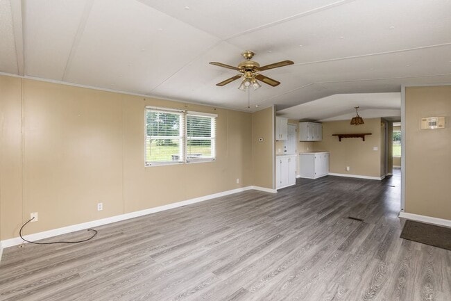 Building Photo - 2 Bed/2 Bath with Plenty of Space!