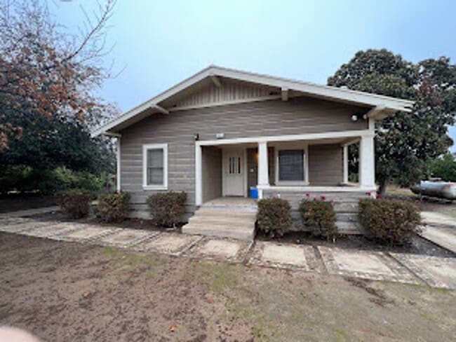 Building Photo - Country Home