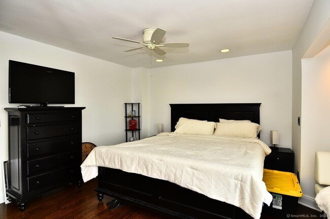 Building Photo - 178 Flax Hill Rd