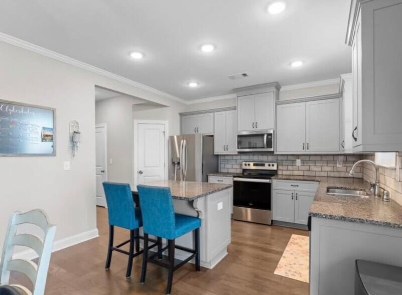 Building Photo - 3110 Wayne Dr