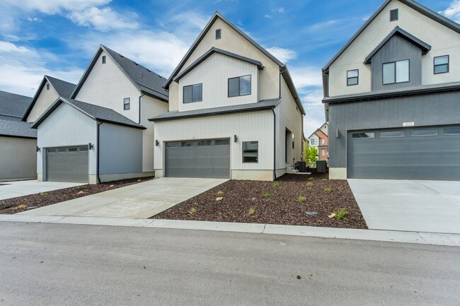 Building Photo - 4 Bedroom 3 Bathroom Home in Eagle Mountain!
