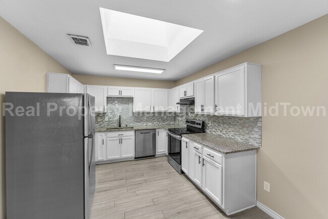 Building Photo - 1605 Bob Dr