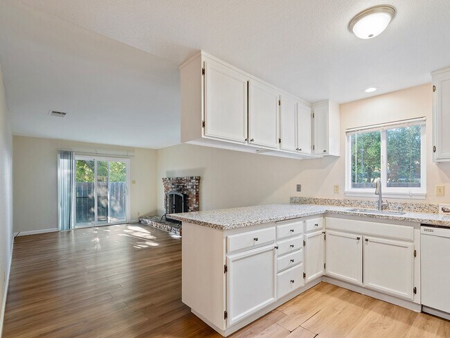 Building Photo - Single Level Ranch Home In Desirable Clayt...