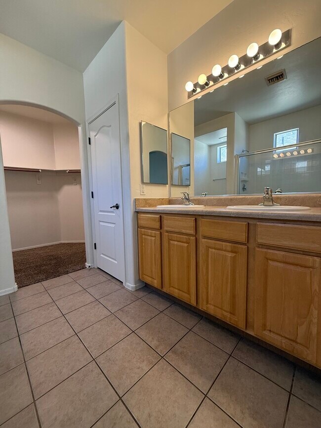 Building Photo - House For Rent