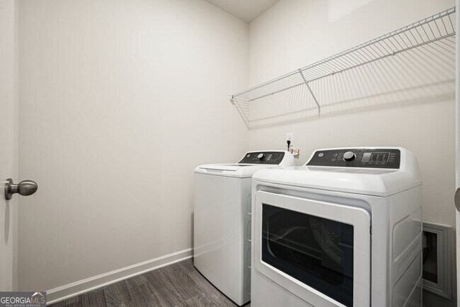 Building Photo - 529 Summerfield Ln NW