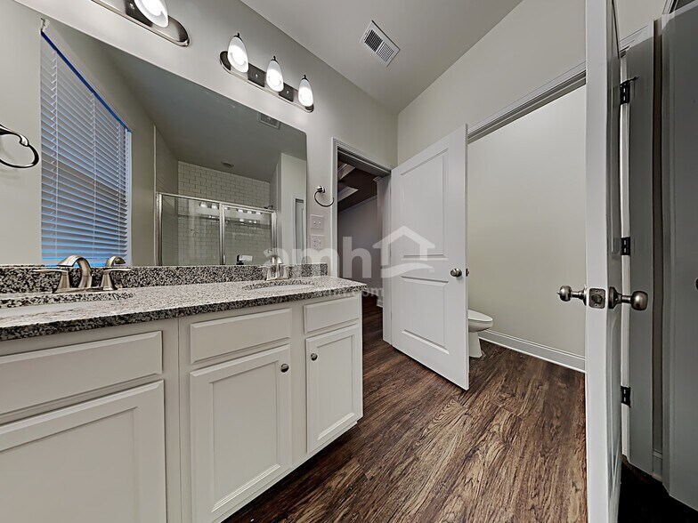 Building Photo - 5280 Valley Dr