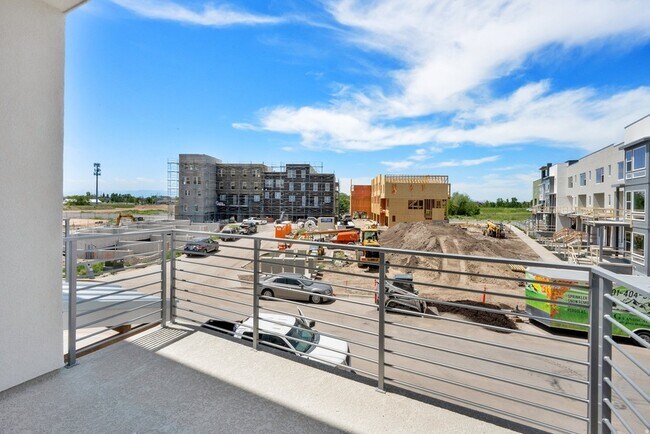 Building Photo - 570 570 N