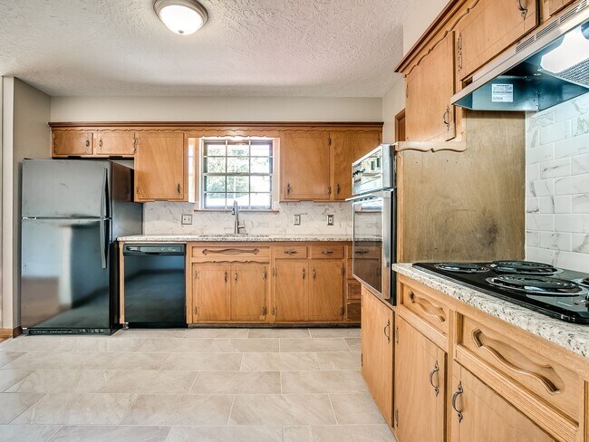 Building Photo - 908 Birch Dr