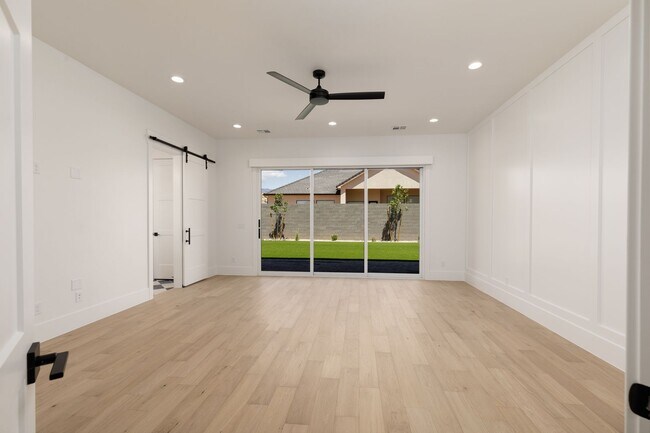 Building Photo - Stunning 5 bed 4 bath with RV Garage