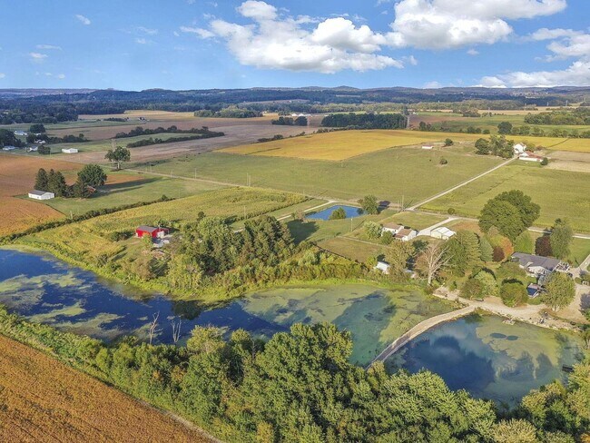 Building Photo - Your country retreat awaits!