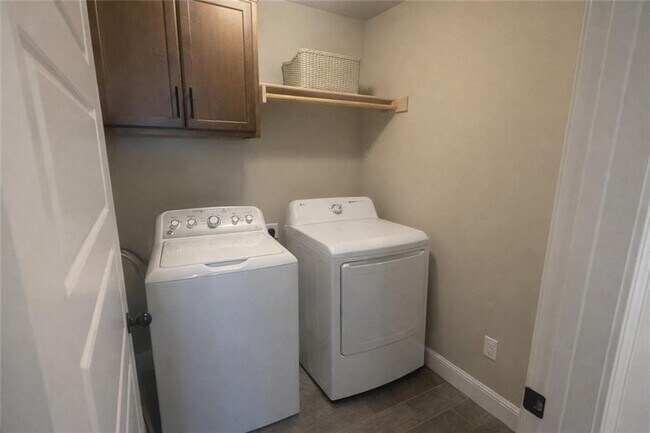 Building Photo - 3670 Macintosh Way