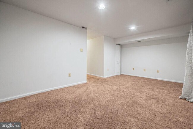 Building Photo - 616 Lions Gate Ln