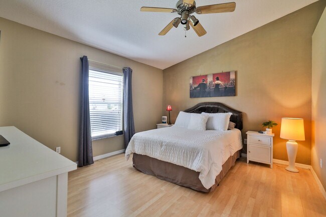 Building Photo - Furnished, Beautifully decorated 3 bedroom...
