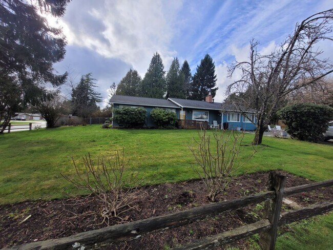 Building Photo - Spacious 3–4 Bedroom Rambler with Private Studio & Mount Baker Views