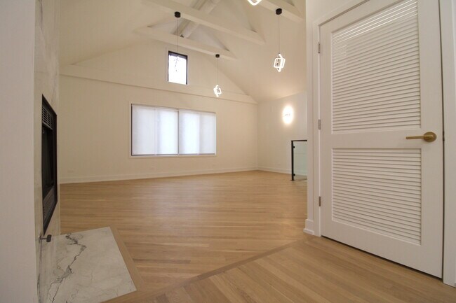 Building Photo - 933 N Ashland Ave