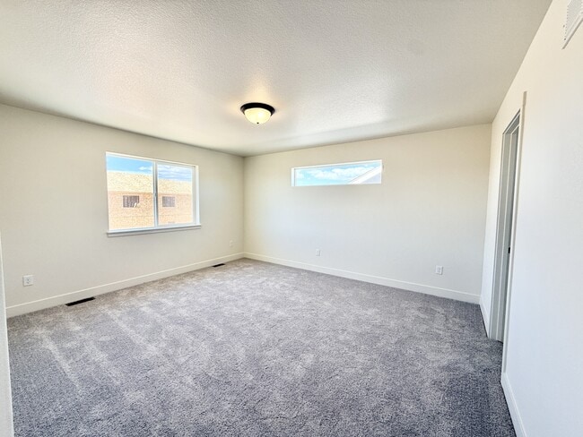 Building Photo - 2392 Jasmine Ln