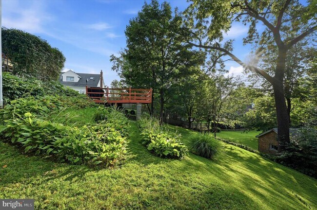 Building Photo - 840 Delmont Dr