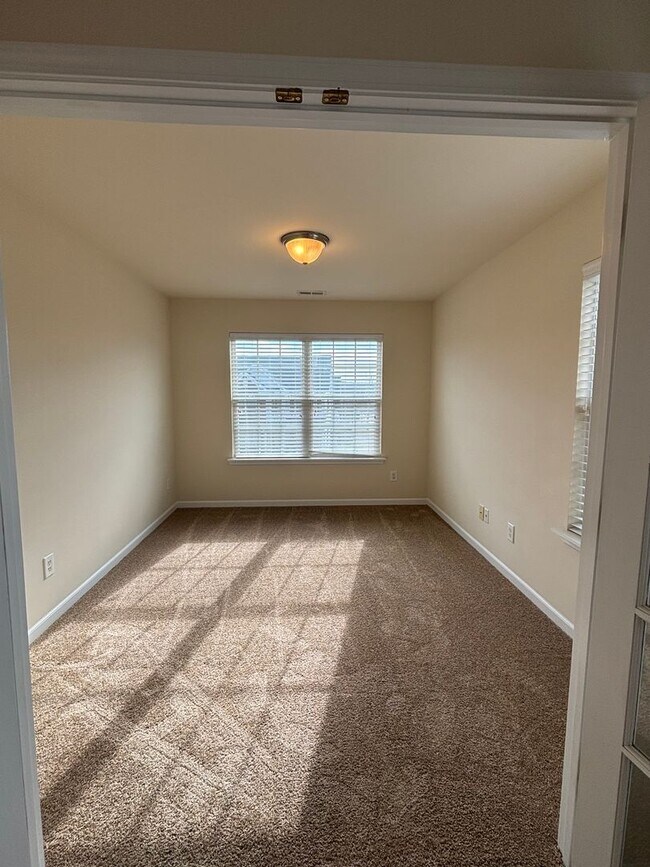 Building Photo - Spacious End Unit 3BR/2.5BA Townhouse