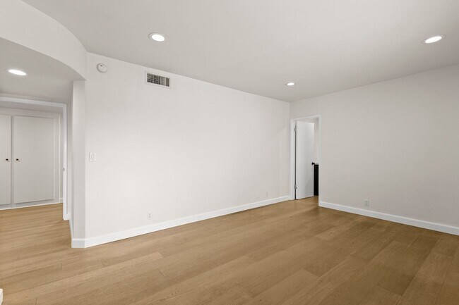 Building Photo - 148 S Oakhurst Dr