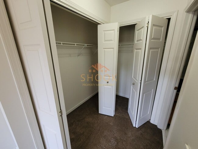 Building Photo - Large 3 BR Townhome/Condo - Available mid June