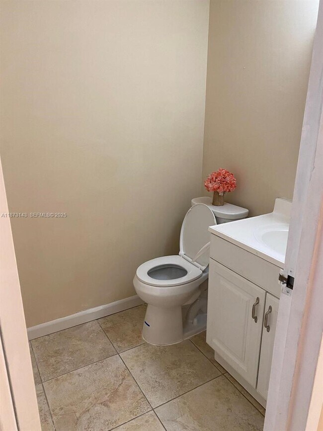 Building Photo - 800 Parkview Dr