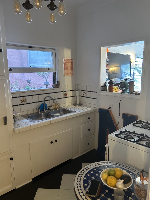 Building Photo - 3360 Descanso Dr