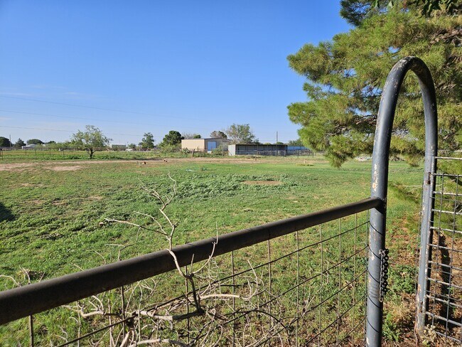 Building Photo - 1203 E County Rd 128