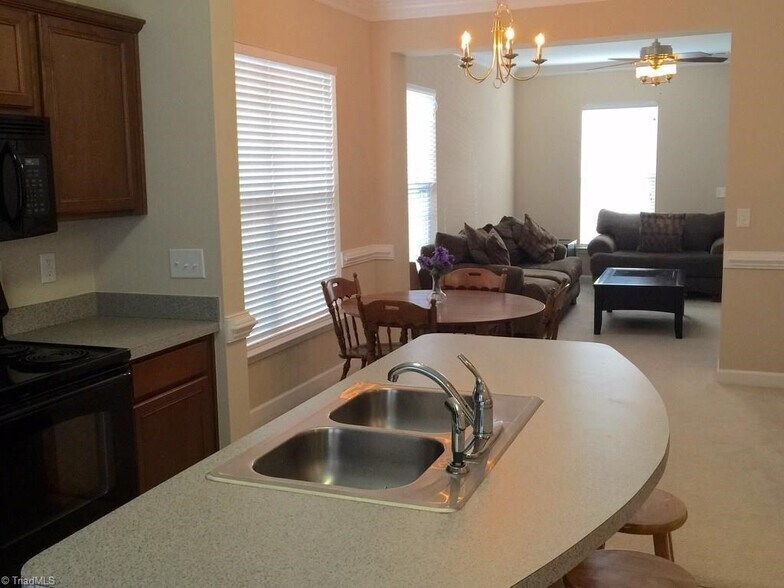 Home unfurnished, pictures for illustration purpose only - 4011 Tarrant Trace Cir