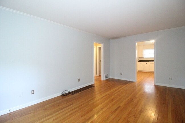Building Photo - August FREE On This 2 Bedroom 1 Bath Home In Roeland Park