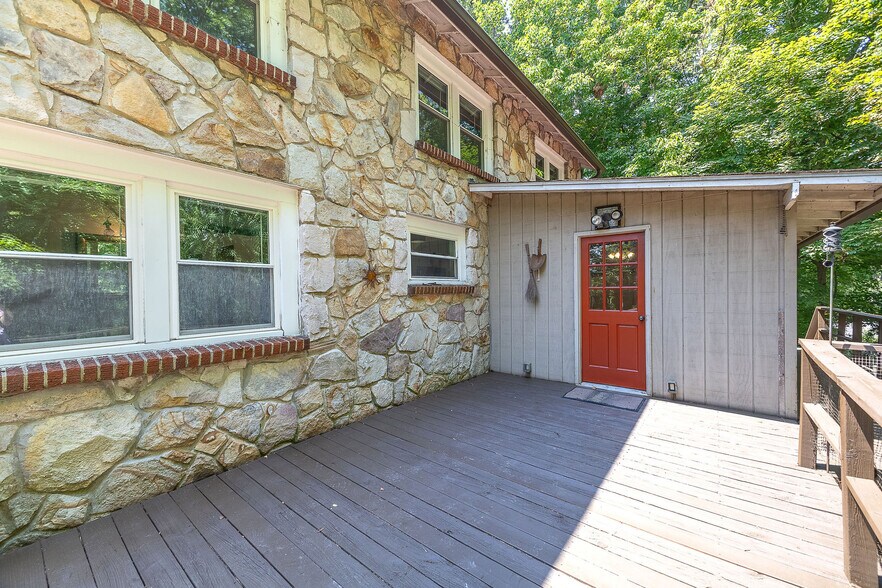 Building Photo - 511 Taylor Rd