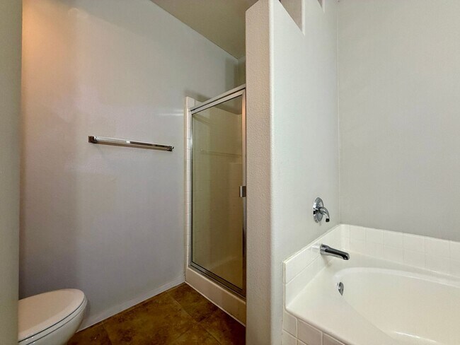 Building Photo - 2 bedroom condo in gated SE location.