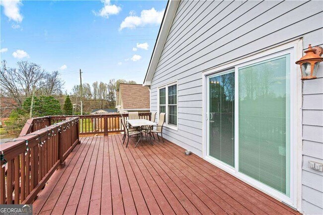 Building Photo - 2437 Pondside Pl NE