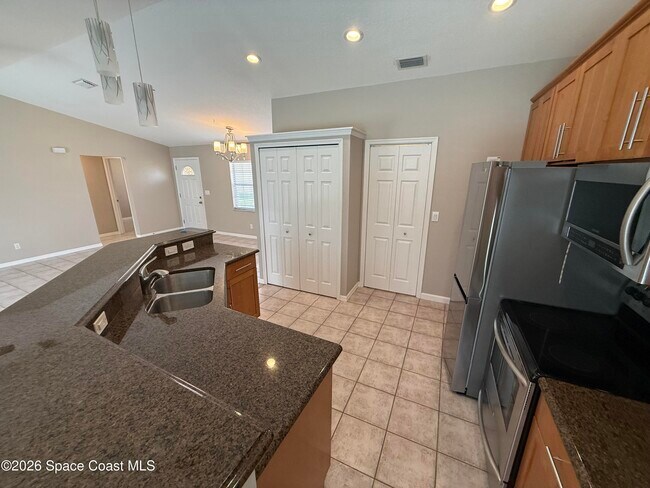 Building Photo - 563 Summers Creek Dr