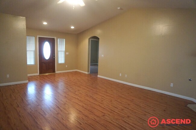 Building Photo - Spacious 4 Bedroom Home with Fenced Backyard & Garage