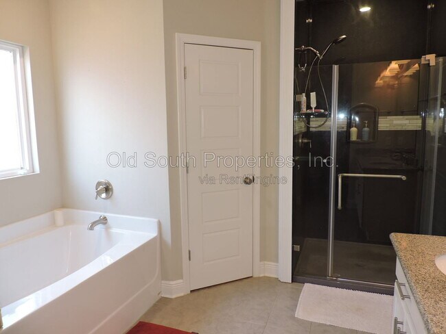 Building Photo - 5643 Vendome Ct