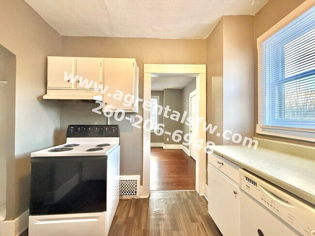 Building Photo - 3 Bedroom House