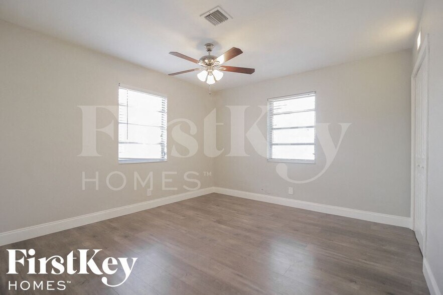 Building Photo - 4521 NW 12th Ave