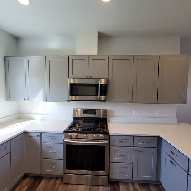 Building Photo - Dog friendly Lakeview 3 Bed: 2Bath w/2 Car...