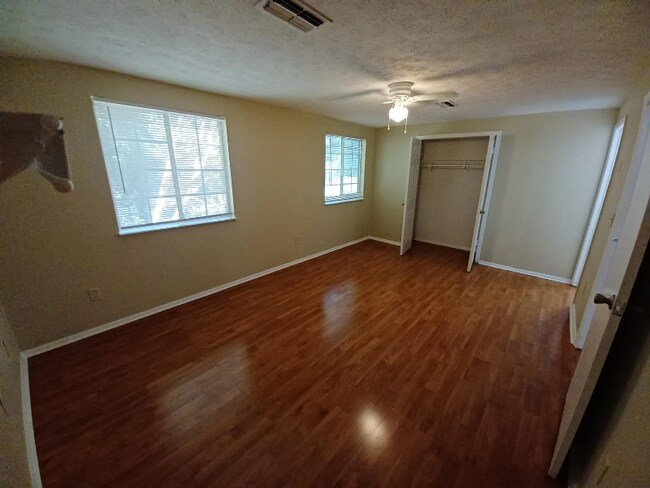 Building Photo - 8893 Roberts Dr