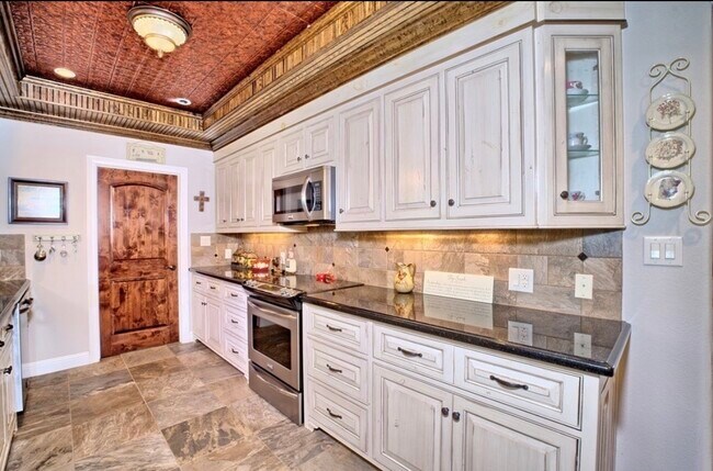 Building Photo - 7618 TX-87