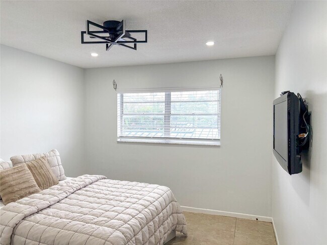 Building Photo - 4541 N Ocean Dr