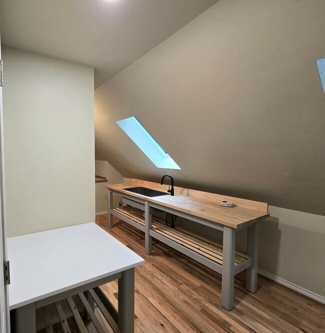 Building Photo - 5 Bedroom 4 Bathroom Home in Woodinville