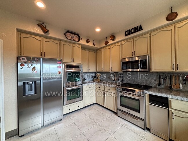 Building Photo - Gorgeous Villa - 3 Bed, 2.5 Bath - Beautiful Views - Highly Desirable Neighborhood!