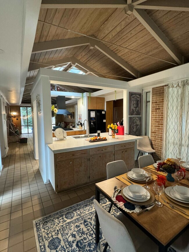 Building Photo - 305 Indian Creek Dr E