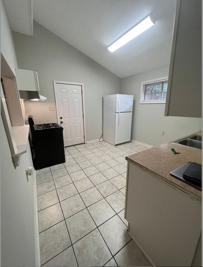 Building Photo - 209 Geneva St