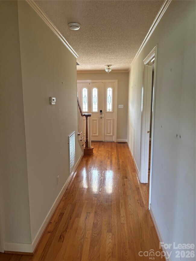 Building Photo - 2417 Lynwood Dr