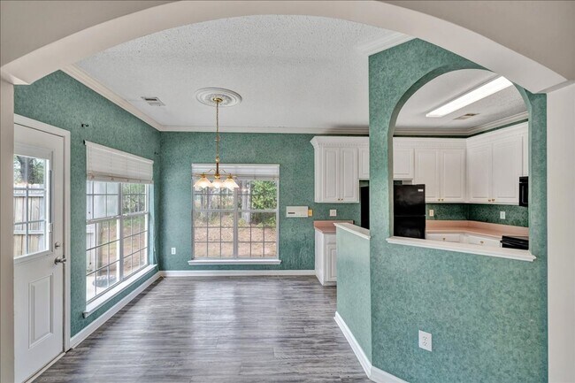 Building Photo - Country Club Living