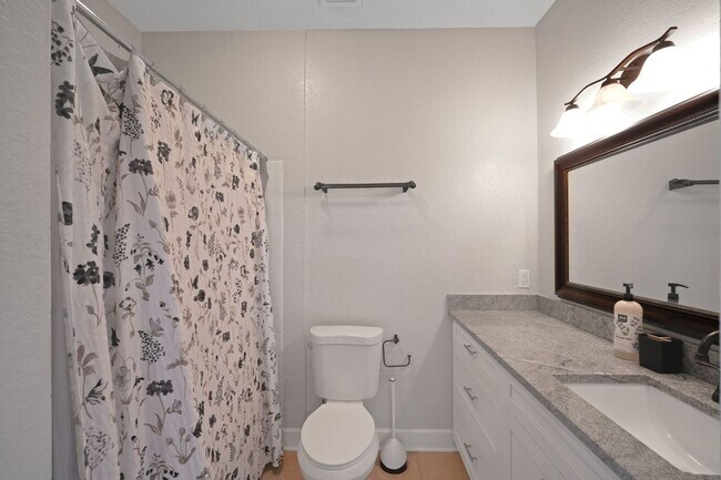 Building Photo - 2 Bedroom Condo in Tampa