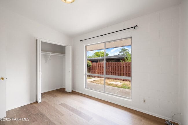 Building Photo - 340 Country Club Cir