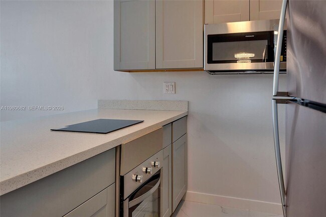 Building Photo - 820 SW 11th Ave